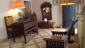 Ein traditionell eingerichteter Raum mit Holzschrank, Spiegel und Lampe.