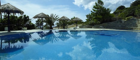 2 piscines extérieures, parasols de plage, chaises longues