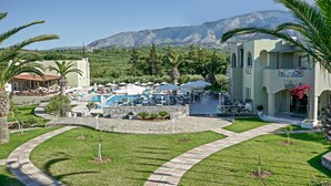 Ein Resort mit Poolbereich, Sitzgelegenheiten im Freien und Blick auf die Berge.