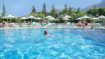 2 piscine all'aperto, ombrelloni da piscina, lettini
