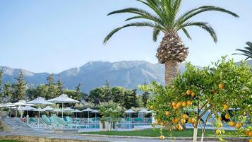 2 piscinas externas, guarda-sóis, espreguiçadeiras