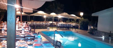 Bar au bord de la piscine