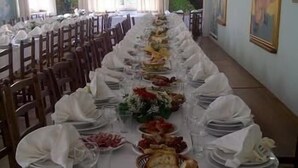 A long dining table set with various dishes and glasses, surrounded by chairs. - Agriturismo La Quercia (Arbus)