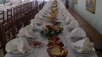 Lunch and dinner served, Regional cuisine