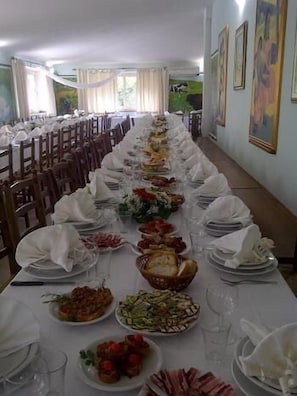 Lunch and dinner served, Regional cuisine