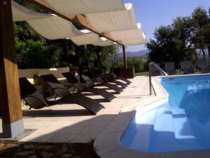 2 outdoor pools, pool loungers