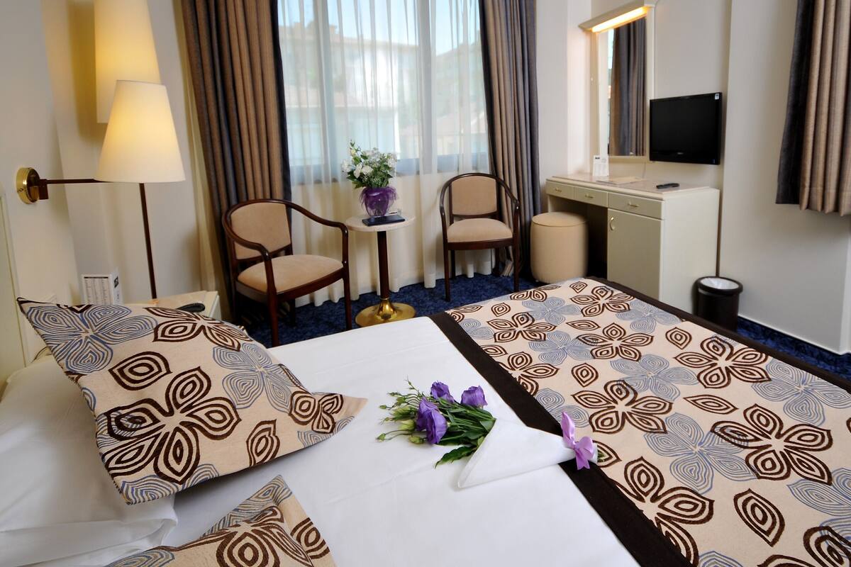 Premium bedding, minibar, in-room safe, soundproofing