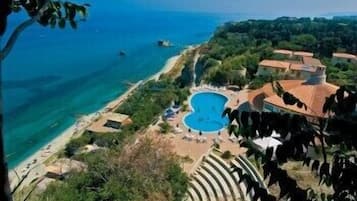 Piscine extérieure, parasols de plage, chaises longues