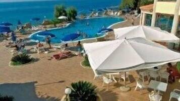 Piscine extérieure, parasols de plage, chaises longues