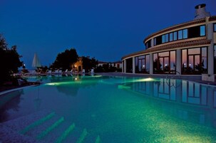 Outdoor pool, open 9:00 AM to 7:00 PM, pool umbrellas, pool loungers