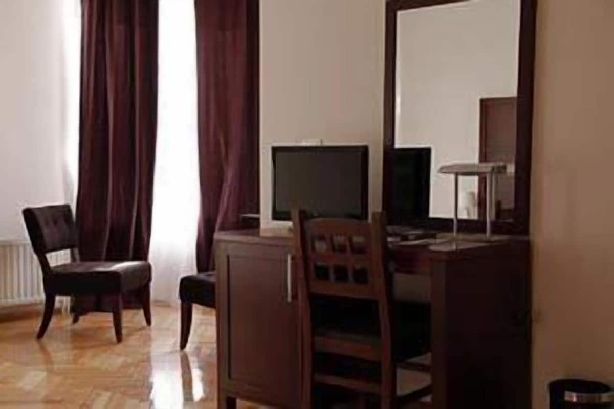 Deluxe Double or Twin Room | Living area | Flat-screen TV