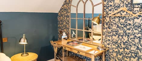 Chambre Supérieure, 1 trÚs grand lit | Bureau, fer et planche à repasser, Wi-Fi gratuit, draps fournis