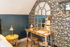 高級客房, 1 張特大雙人床 | 書桌、熨斗/熨衫板、免費 Wi-Fi、床單