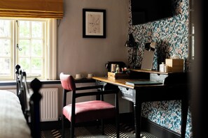 Deluxe Double Room, 1 Double Bed | Desk, iron/ironing board, free WiFi, bed sheets - Bull Inn (Reading)