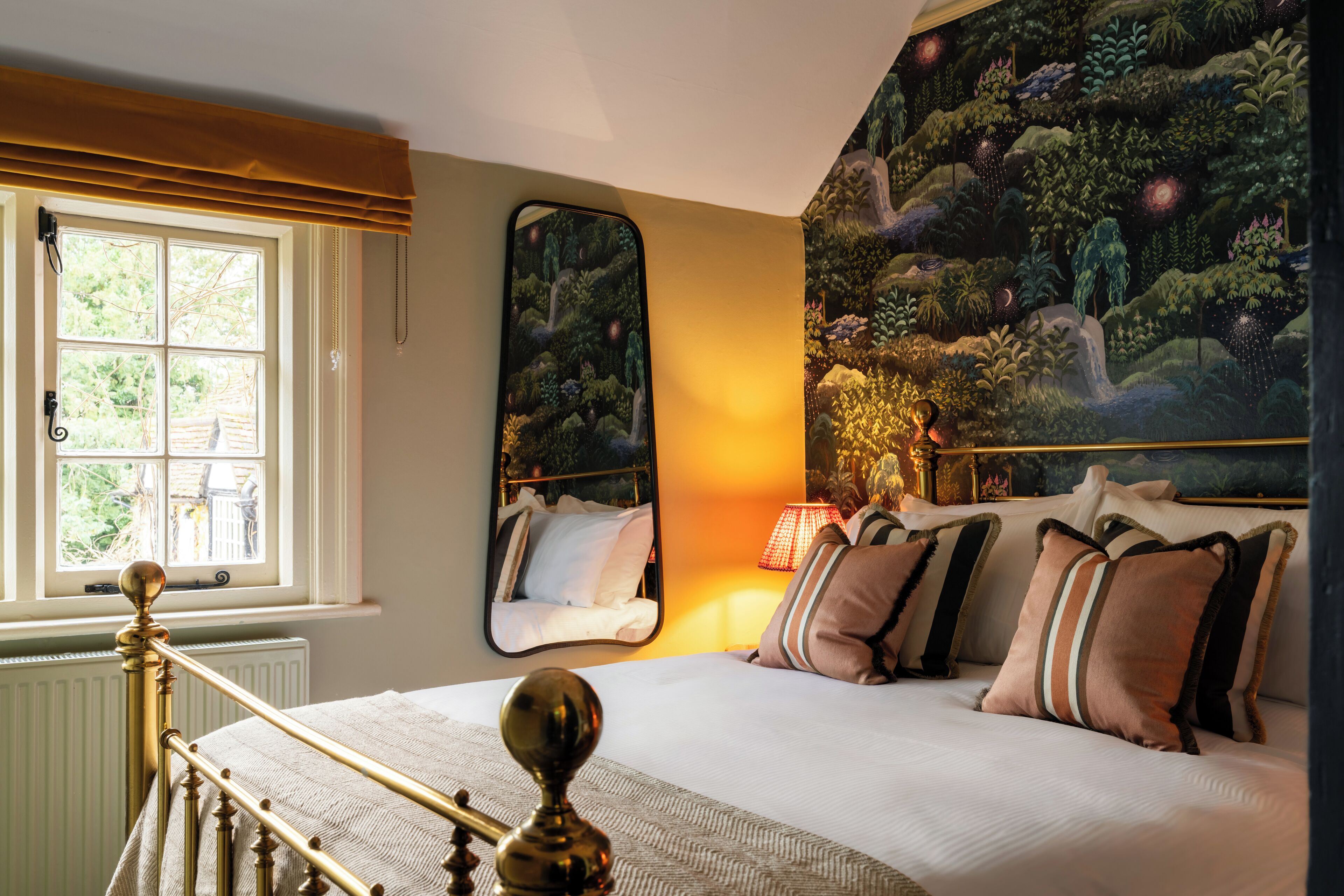 高级房, 1 张特大床 | 办公桌、熨斗/熨板、免费 WiFi、床单