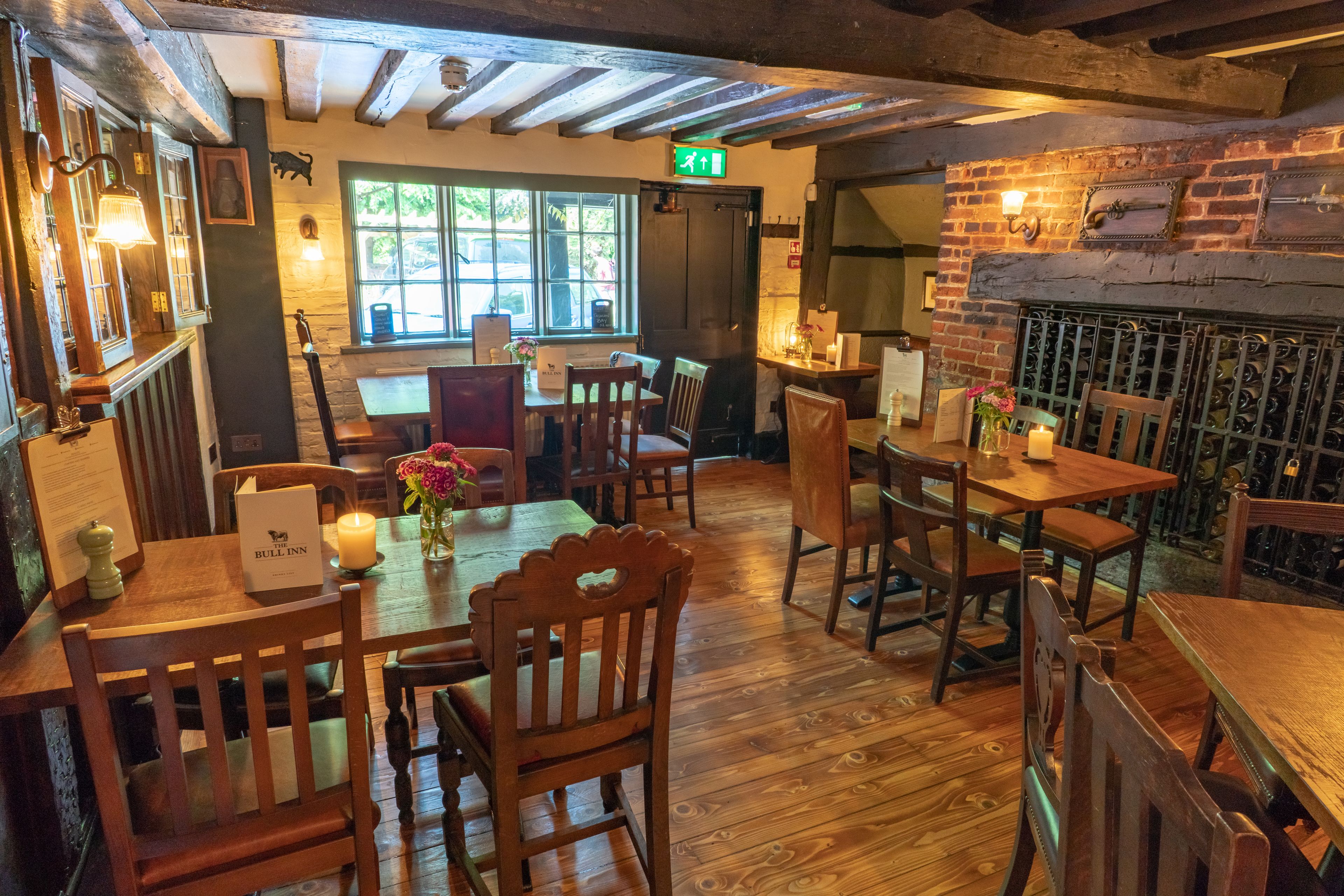 供应早餐、午餐和晚餐