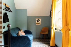 Habitación Deluxe doble, 1 cama doble | Escritorio, tabla de planchar con plancha, wifi gratis y ropa de cama