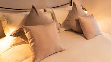 Quarto casal luxo, 1 cama de casal | Escrivaninha, ferros/tábuas de passar roupa, Wi-Fi de cortesia