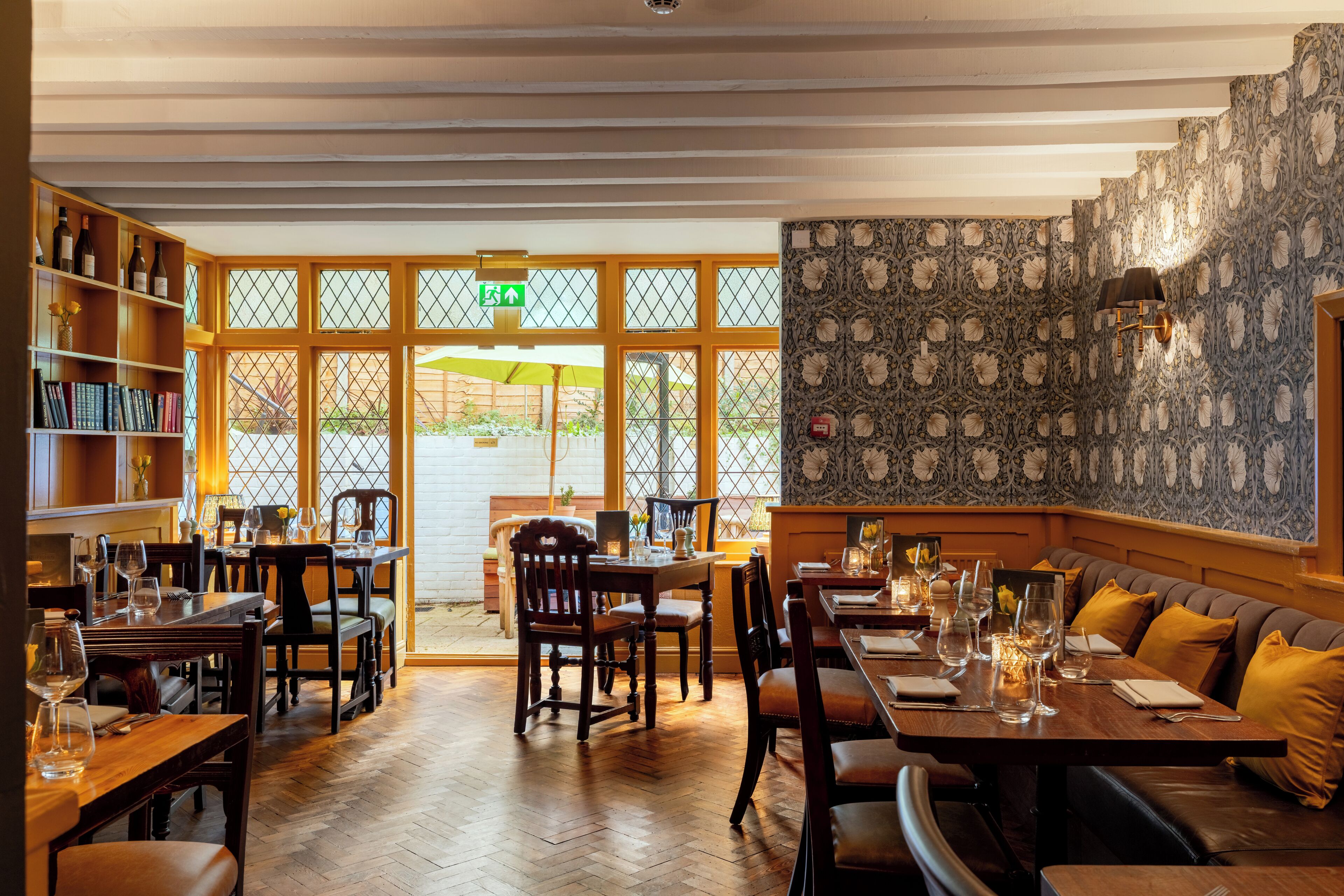 朝食、ランチ、ディナーに営業