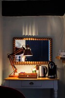 Habitación estándar doble | Escritorio, tabla de planchar con plancha, wifi gratis y ropa de cama