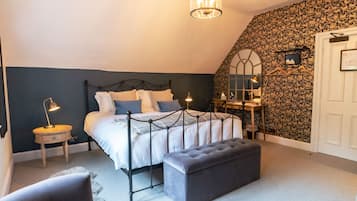 Habitación superior, 1 cama King size | Escritorio, tabla de planchar con plancha, wifi gratis y ropa de cama
