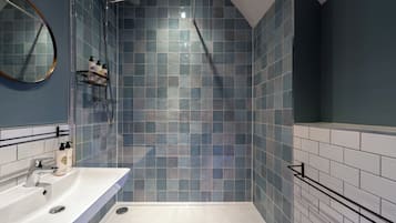 Deluxe Double Room, 1 Double Bed | Bathroom | Free toiletries, hair dryer, towels
