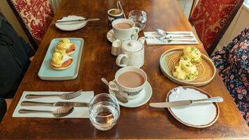 Café da manhã feito na hora grátis todos os dias