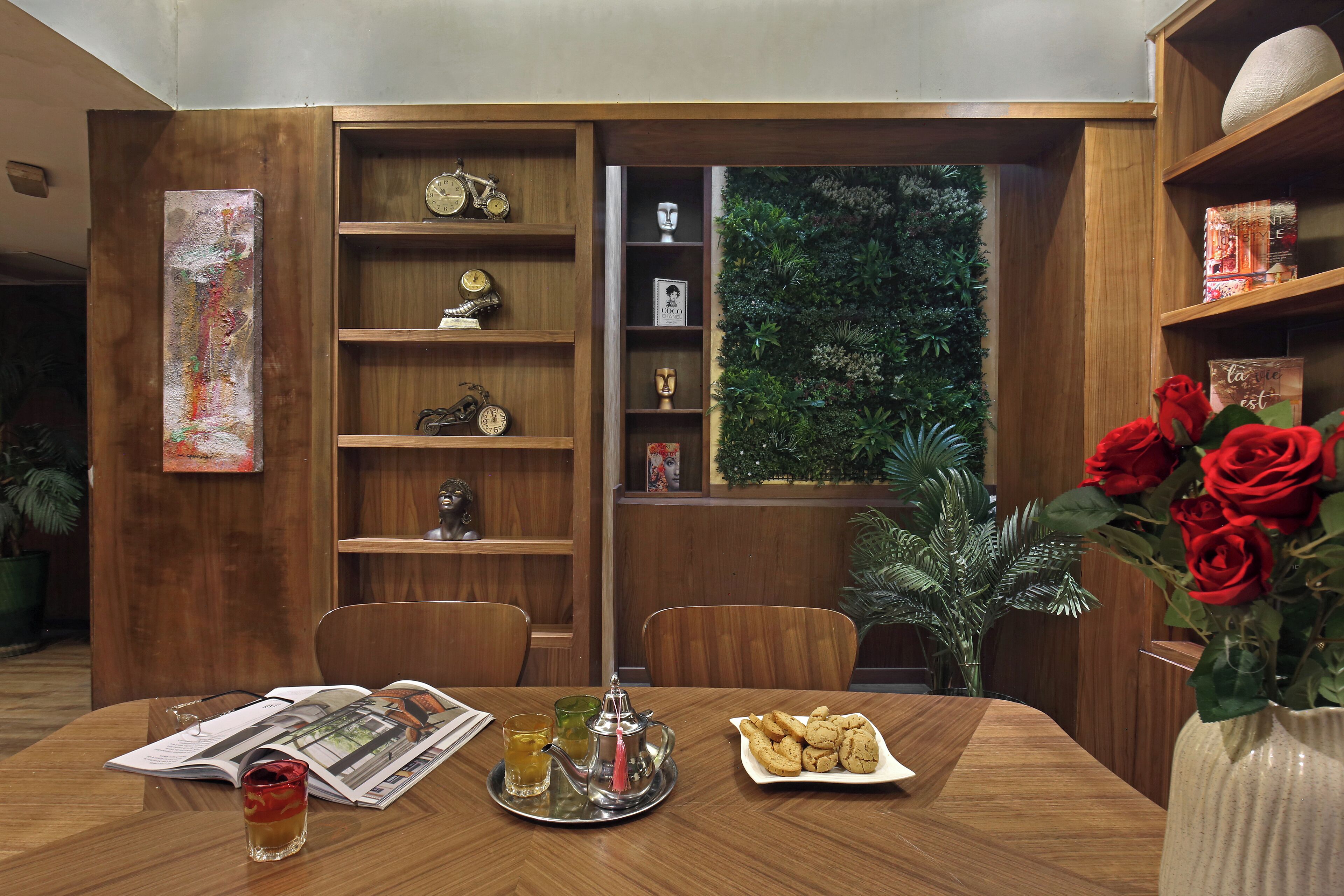 Una mesa de comedor con un periódico, una bandeja de bebidas y un plato de galletas.