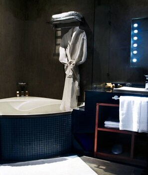 Articles de toilette gratuits, chaussons, bidet, serviettes fournies