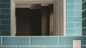 Eenvoudige tweepersoonskamer | Badkamer | Een douche, gratis toiletartikelen, een haardroger, handdoeken