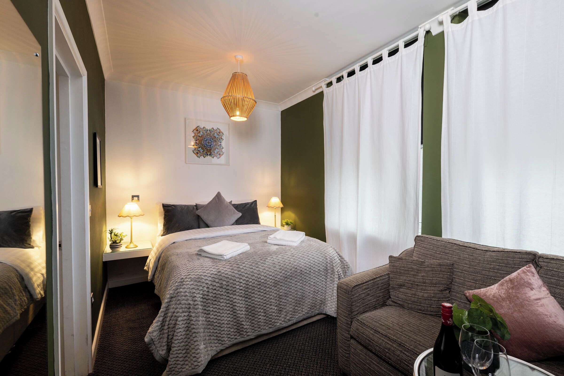 غرفة مزدوجة عادية | بديكورات فريدة لكل غرفة ومكواة/لوح كي وواي فاي مجانًا وملاءات أسرّة