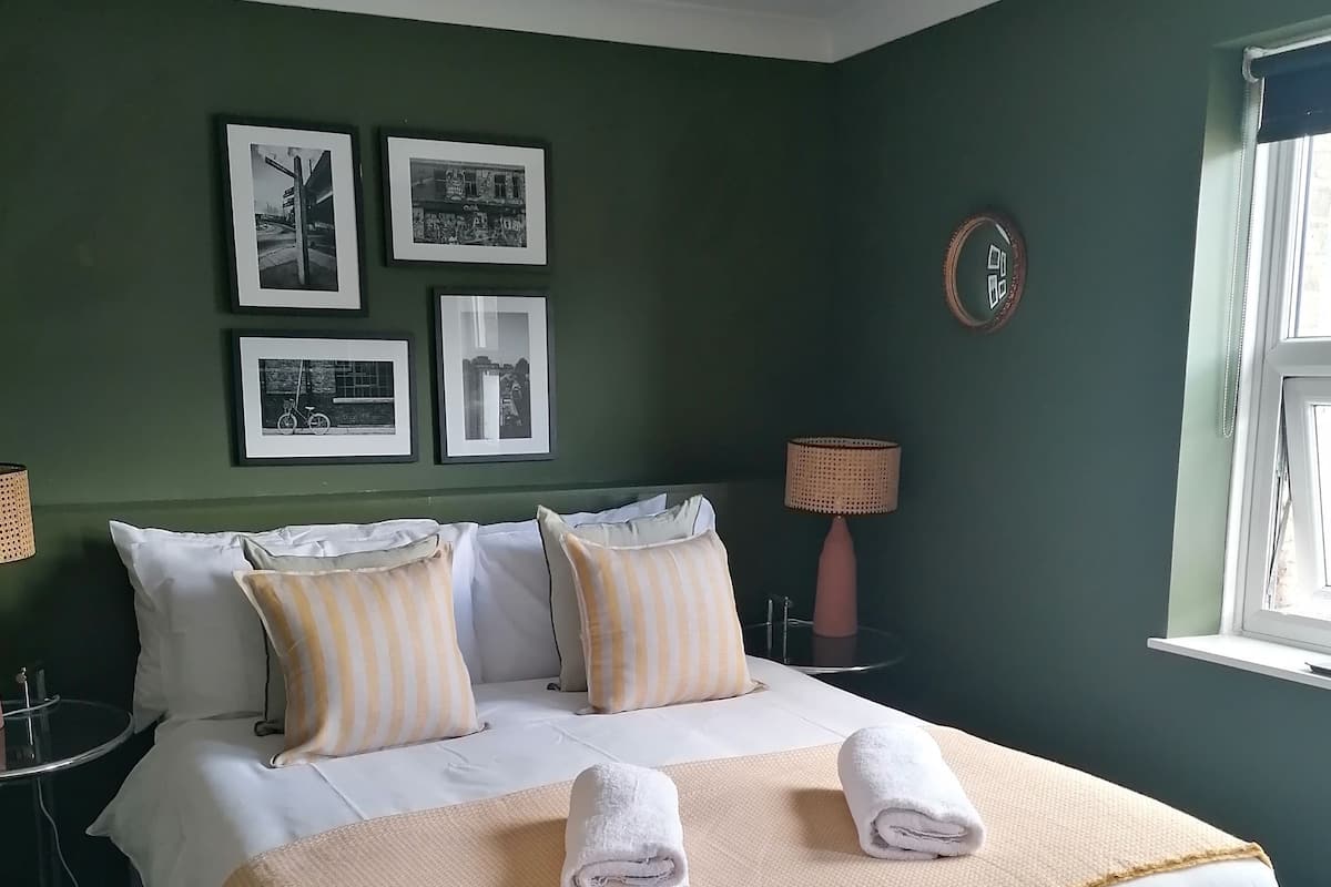 Doppia Standard | Con stile personalizzato, ferro/asse da stiro, Wi-Fi gratuito, lenzuola