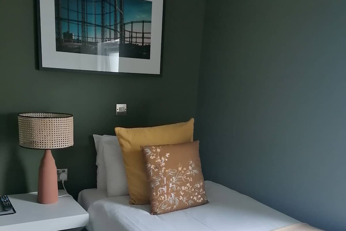 Singola Basic | Con stile personalizzato, ferro/asse da stiro, Wi-Fi gratuito, lenzuola