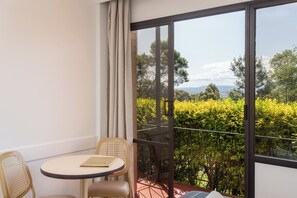 Motel + | Desk, bed sheets - Village Family Motor Inn (South Launceston)