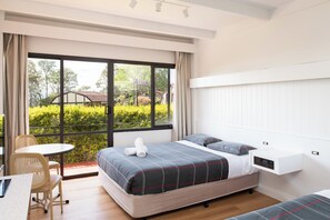 Motel + | Desk, bed sheets - Village Family Motor Inn (South Launceston)