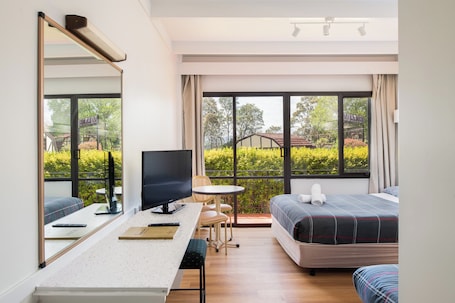 Quarto econômico, 1 quarto (Budget Suite) | Escrivaninha, roupa de cama. Village Family Motor Inn