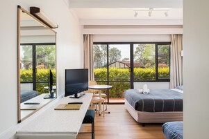Escritorio y ropa de cama 