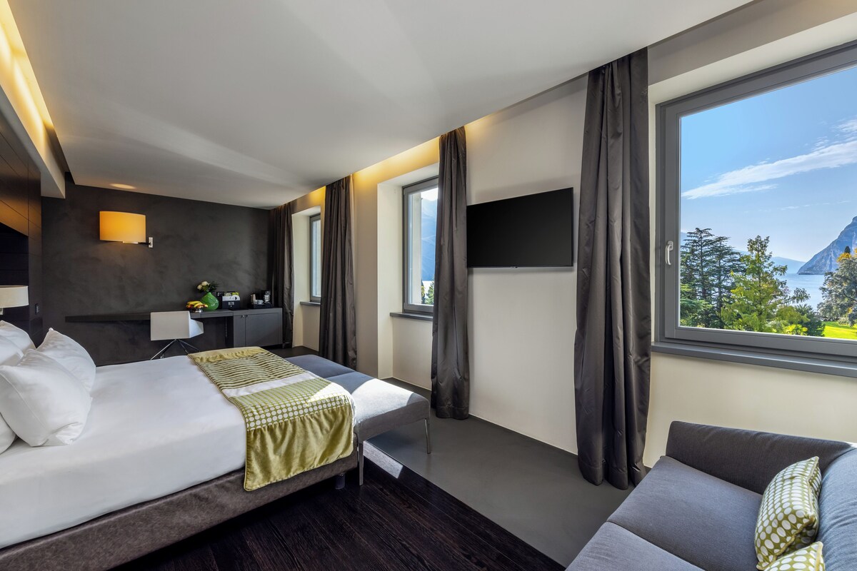 Premium bedding, down comforters, in-room safe, desk