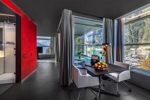 Sky Signature Suite Lake View