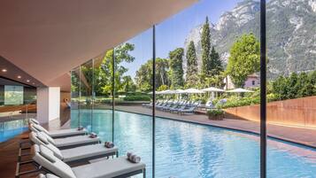 Piscina coperta, piscina all'aperto, ombrelloni da piscina, lettini