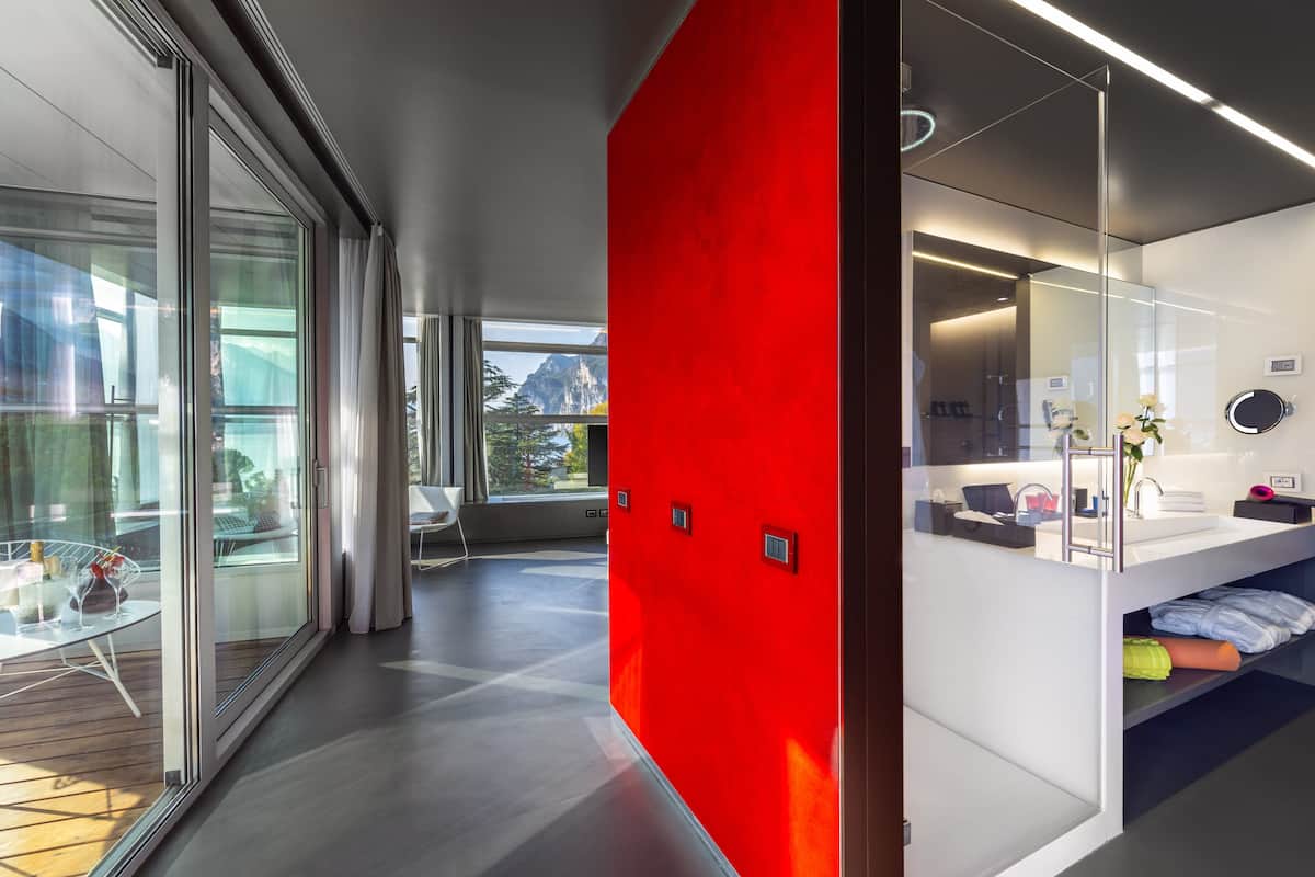 premium bedding, down duvets, in-room safe, desk