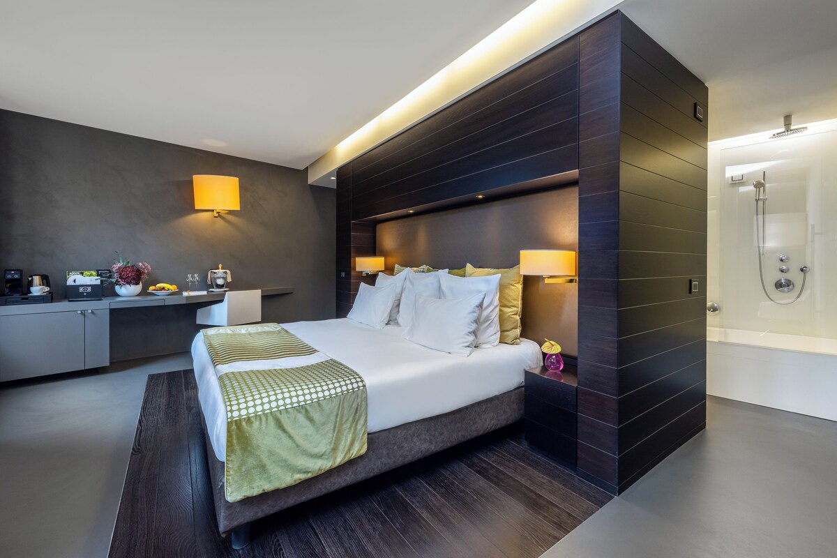Premium bedding, down comforters, in-room safe, desk
