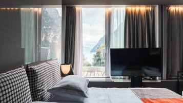 Sky Signature Suite Lake View | Premium bedding, down comforters, in-room safe, desk