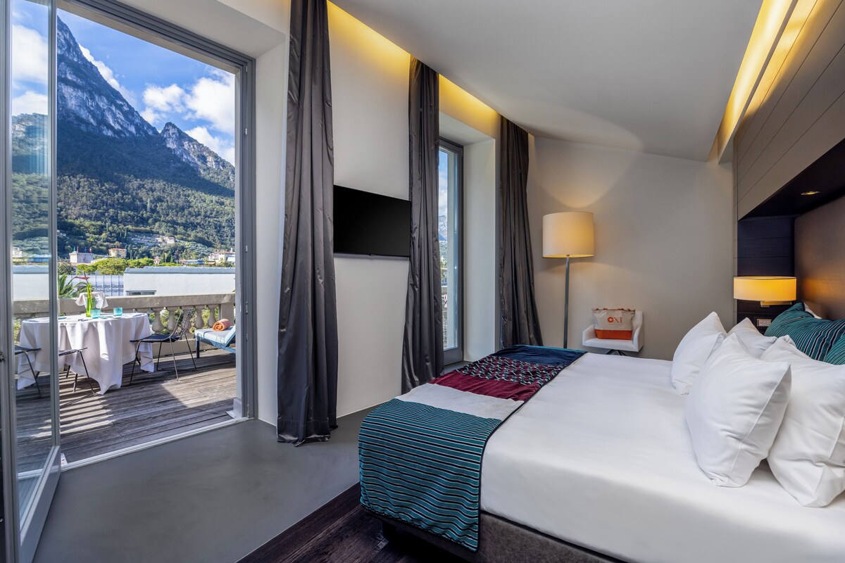 Premium bedding, down comforters, in-room safe, desk