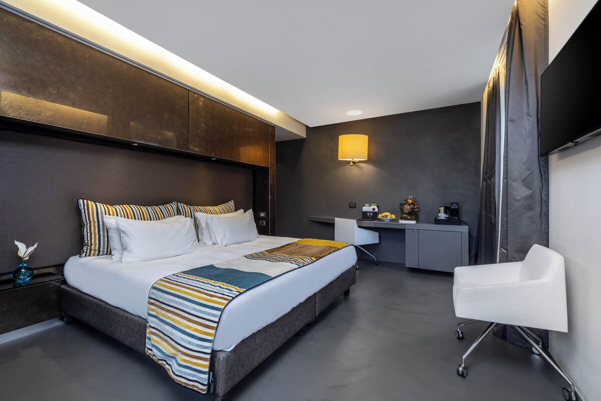 Premium bedding, down comforters, in-room safe, desk