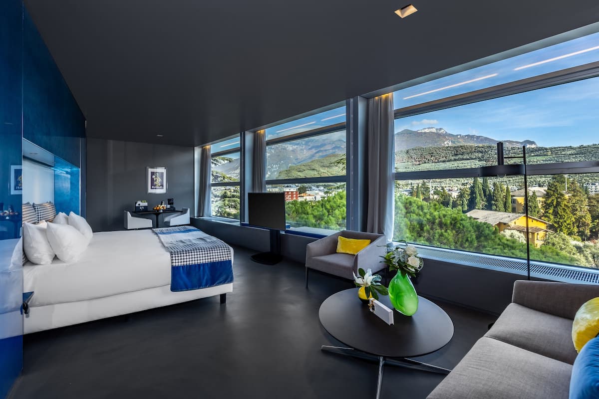 junior suite, park view (sky) | premium bedding, down duvets, in-room safe, desk