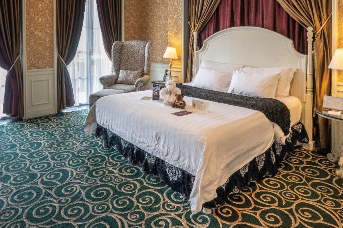Luxe beddengoed, een minibar met enkele gratis items
