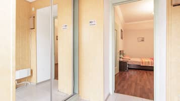 Departamento estándar, 2 habitaciones, cocina | Ropa de cama de alta calidad y camas con pillow-top