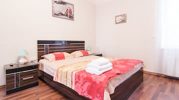 Departamento estándar, 2 habitaciones, cocina | Ropa de cama de alta calidad y camas con pillow-top