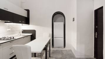 Suite City, cucina, sul cortile | Cucina privata | Piano cottura, pentole/stoviglie/utensili